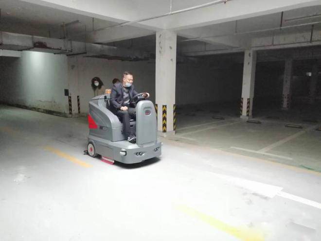 青海小区物业保洁不用人力改用驾驶式洗地机了